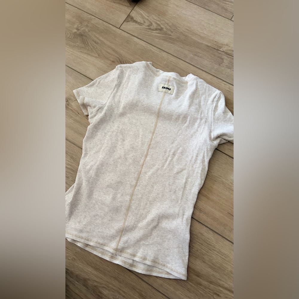 Skims Short Sleeved Tee - Picture 4 of 4